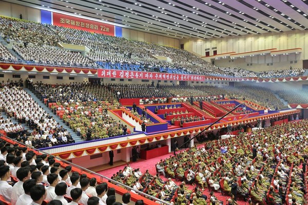 전승세대와의 상봉모임. [사진-노동신문 갈무리]