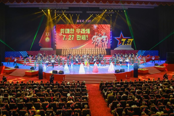 전승세대와의 예술공연. [사진-노동신문 갈무리]