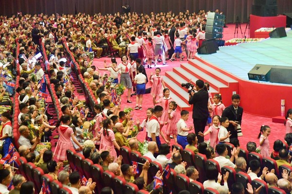 [전쟁노병과 아이들' [사진-노동신문 갈무리]