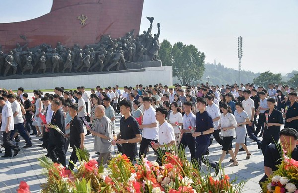 만수대 언덕을 찾아 경모의 정 표시. [사진-노동신문 갈무리]