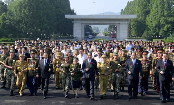 신미리애국렬사릉 찾아 꽃송이 진정. [사진-노동신문 갈무리]