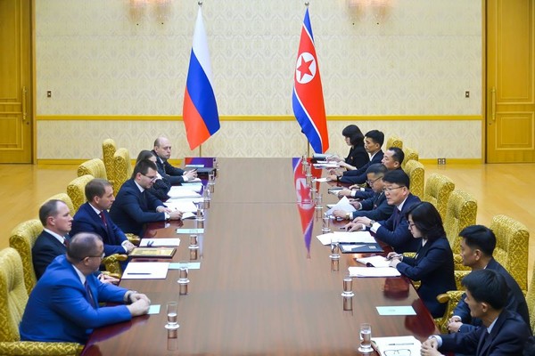 북한-러시아 간 무역경제 및 과학기술협조위원회 위원장들 사이의 회담이 28일 만수대의사당에서 진행됐다. [사진-노동신문 갈무리]