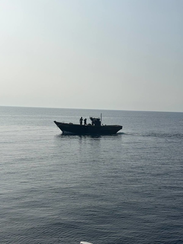 지난 9일 오전 동해상으로 송환된 북한 주민 6명과 그들이 탄 목선. [사진제공-통일부]