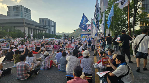 촛불행동이 주최한 150차 촛불대행진이 26일 오후 서울 광화문역 4번 출구에서 열렸다. 사진 - 통일뉴스 하태한 통신원]