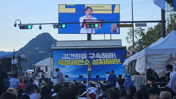 김한봉 청년촛불행동 대표가 무대에 올랐다. [사진 - 통일뉴스 하태한 통신원]