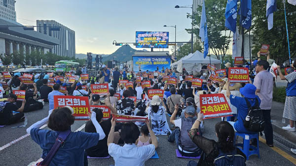 서울 광화문역 4번 출구는 바로 앞에 김건희특검사무실이 있고, 근처에는 미국대사관이 위치하고 있다. 왼편으로 세종문화회관과 정부서울청사가 보인다. [사진 - 통일뉴스 하태한 통신원]