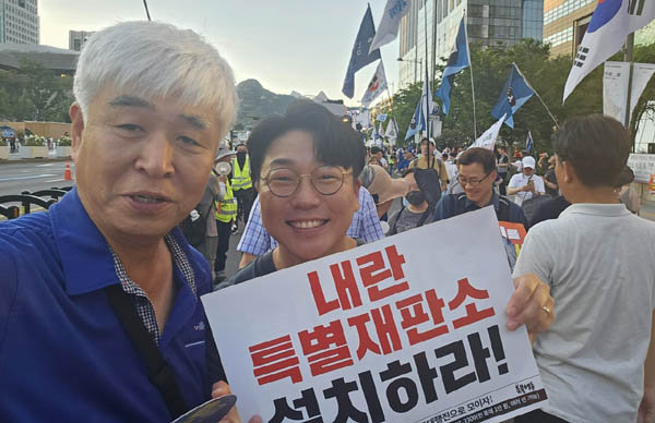 구본기 촛불행동 공동대표와 오늘의 구호 인증샷! [사진 - 통일뉴스 하태한 통신원]