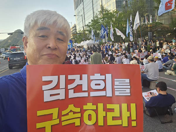 오늘의 구호 인증샷! [사진 - 통일뉴스 하태한 통신원]