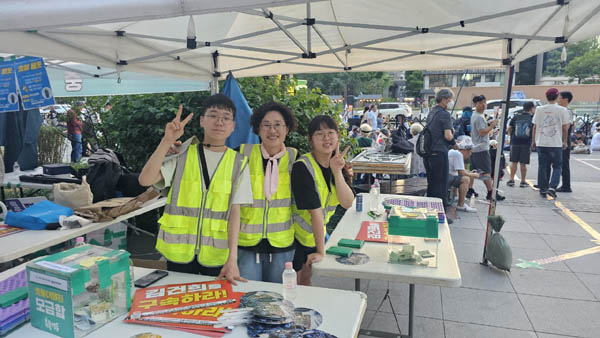 항상 첫 인사를 나누는 자원봉사자. 조카와 제자와 나란히 포즈를 취했다. [사진 - 통일뉴스 하태한 통신원]