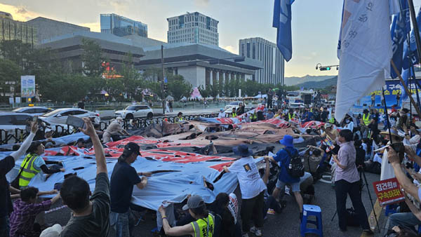 김건희 대형 걸게그림을 찢는 퍼포먼스가 진행됐다. [사진 - 통일뉴스 하태한 통신원]