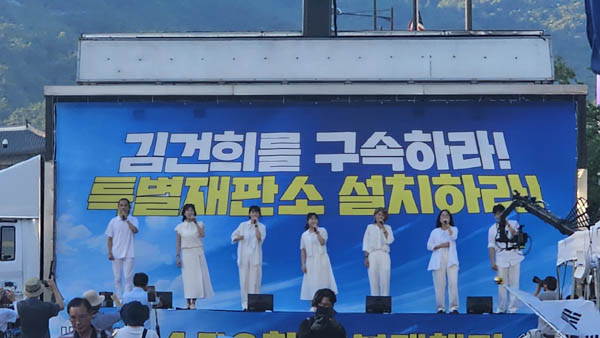 '경험과 상상'의 공연 모습. [사진 - 통일뉴스 하태한 통신원]