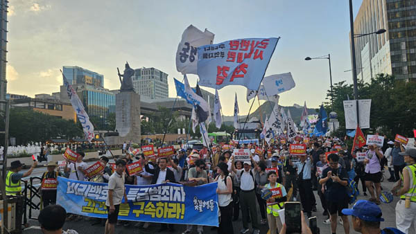 집회를 마치고 종각, 청계천로, 소라광장, 광화문으로 돌아오는 코스로 행진했다. [사진 - 통일뉴스 하태한 통신원]