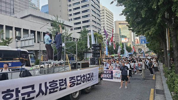 '한미연합군사훈련 중단하라!' 구호가 적힌 차량의 선도로 행진하고 있다. [사진 - 통일뉴스 하태한 통신원]