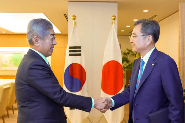 조현 외교부 장관은 29일 오후 이와야 다케시(岩屋 毅) 일본 외무상과 일본 도쿄에서 취임 후 첫 한일 외교장관회담을 가졌다. [사진 제공 - 외교부]