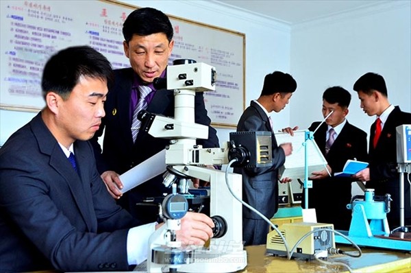 북한 국가과학원 종이공학연구소 연구원들. 이 연구소에서 가랑잎을 이용한 종이생산기술을 개발하였다고 한다. [사진-조선신보 갈무리]