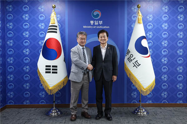 정동영 통일부 장관(오른쪽)은 1일 오후 정부서울청사에서 조셉 윤(Joseph Y. Yun) 주한 미국대사대리를 접견했다. [사진 제공 - 통일부]