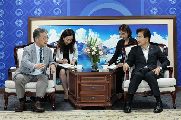 정동영 통일부 장관과 조셉 윤 주한 미국대리대사는 긴밀한 소통과 협력을 약속했다. [사진 제공 - 통일부]