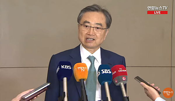 3일 인천공항에서 기자들과 만난 조현 외교장관. [사진 갈무리-연합뉴스TV 유튜브]