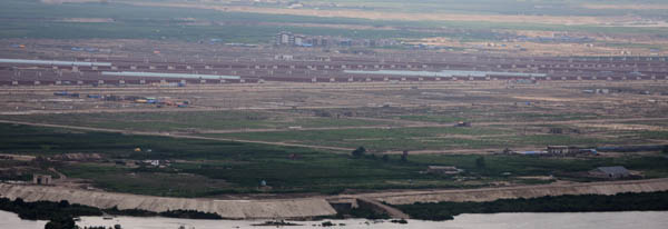 지난 2월 10일 착공된 평안북도 의주군 서호리 ‘450정보온실농장’의 모습. 서호리에서 신의주시 위화도까지 이어지는 대규모 온실채소농장으로, 여의도 면적과 비슷한 규모다. 2025년 7월 말 현재 외관 공사는 완료됐고, 내부와 주변 기반시설 공사가 진행되고 있다. [사진 제공 - 포럼 평화공감]