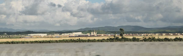 2025년 7월 말 단동시 압록강변에서 본 평안북도 의주군 서호리 ‘450정보온실농장’의 모습. 압록강을 따라 5m 높이의 제방을 쌓고, 서호리에서 위화도까지 수 km에 걸쳐 조성되어 있다. [사진 제공 - 포럼 평화공감]