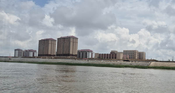 2025년 7월 말 위화도(신의주시 하단리)에 새로운 건설된 하단중학교과 문화회관 등의 모습. [사진 제공 - 포럼 평화공감]