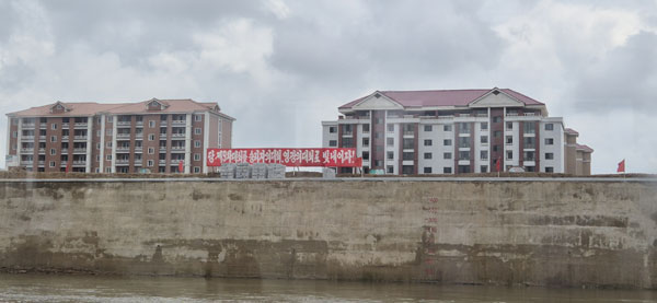 2025년 7월 말 신의주시 위화도에서는 5m 높이의 제방을 쌓는 공사와 주택단지 주변의 도로정비 공사가 진행되고 있었다. [사진 제공 - 포럼 평화공감]