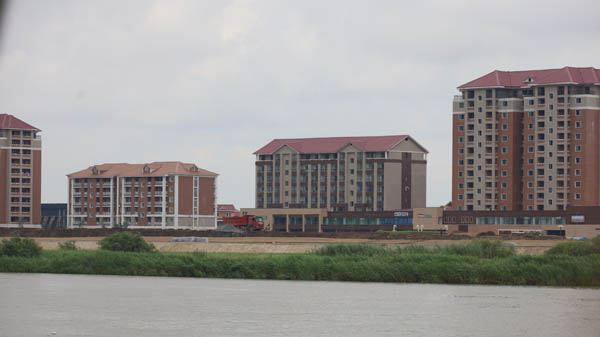 2025년 7월 말 신의주시 위화도에 새로 들어선 고층 살림집과 상점, 식량공급소, 양복점 등 각종 봉사시설의 모습. [사진 제공 - 포럼 평화공감]