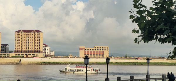 중국 단둥시 찾은 관광객들이 압록강 유람선을 타고 위화도에 새로 건설된 건축물들을 둘러보고 있다. [사진 제공 - 포럼 평화공감]