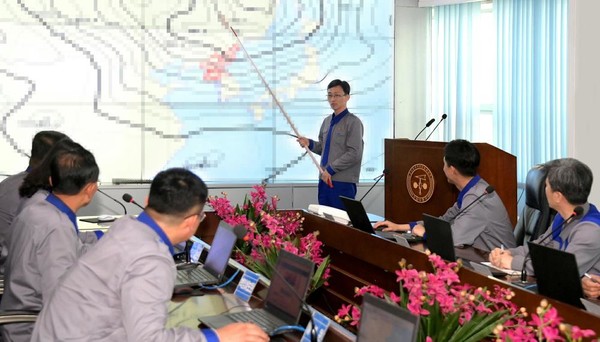 기상수문국의 기상예측 회의 모습 [사진-노동신문]