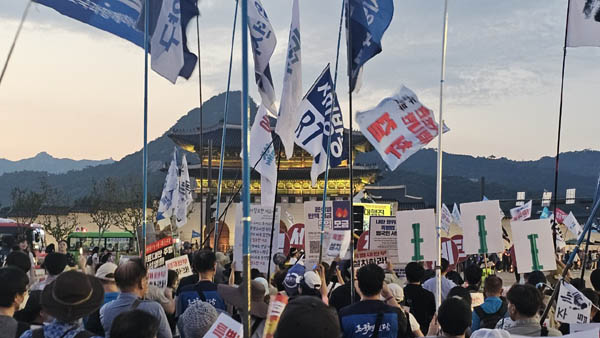 촛불행동은 2일 오후 6시30분 서울 광화문역 인근에서 151차 촛불대행진을 개최하고 행진했다. [사진 - 통일뉴스 하태한 통신원]