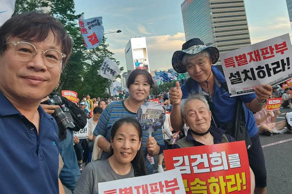 역시 투쟁은 혼자가 아닌 동지들과 함께하는 행위예술이다. [사진 - 통일뉴스 하태한 통신원]