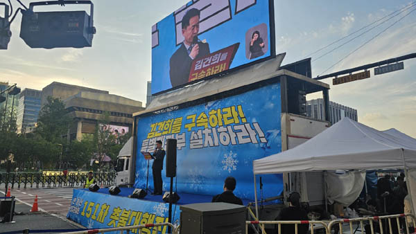 첫 연사로 이정권 고양파주 촛불행동 공동대표가 나섰다. [사진 - 통일뉴스 하태한 통신원]