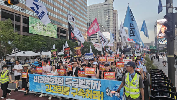 집회를 마치고 하이라이트 행진을 시작했다. [사진 - 통일뉴스 하태한 통신원]