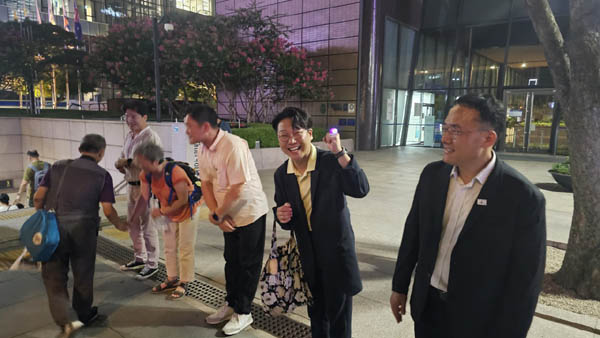 다음주를 기약하며 인사하는 촛불행동 대표단. [사진 - 통일뉴스 하태한 통신원]