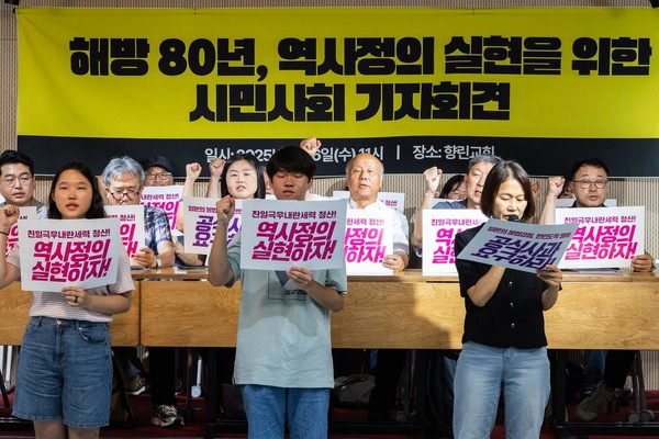 맨 왼쪽부터 서예진 대학생역사동아리연합회장, 김남호 평화나비 고려대학교 지부장, 이연희 평화주권행동 평화너머 공동대표가 기자회견문을 낭독했다. [사진제공-전국비상시국회의]