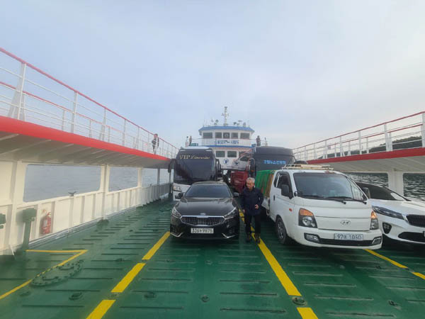 우리는 전세 버스 그대로 배에 탑승했다. [사진제공-통일뉴스백두대간종주대]