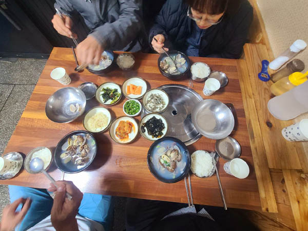 통영으로 금세 달려간 우리 종주대는 바다의 풍미가 그득 담긴 바지락해장국을 새벽 아침식사로 먹을 수 있었다. [사진제공-통일뉴스백두대간종주대]