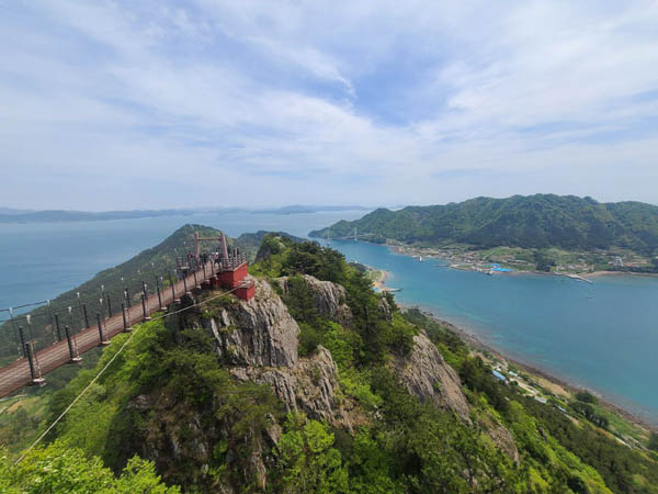 통영 사량도에는 아름다운 산들이 있었다. 맑은 날에 지리산 천왕봉이 보인다는 지리망산과 불모산, 옥녀봉... [사진제공-통일뉴스백두대간종주대]