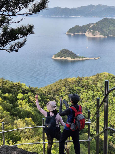 바람을 맞은 기암 절경과 아늑한 바다 풍경까지 더해진 사량도 산들 풍경은 신비롭고 희한했다. [사진제공-통일뉴스백두대간종주대]