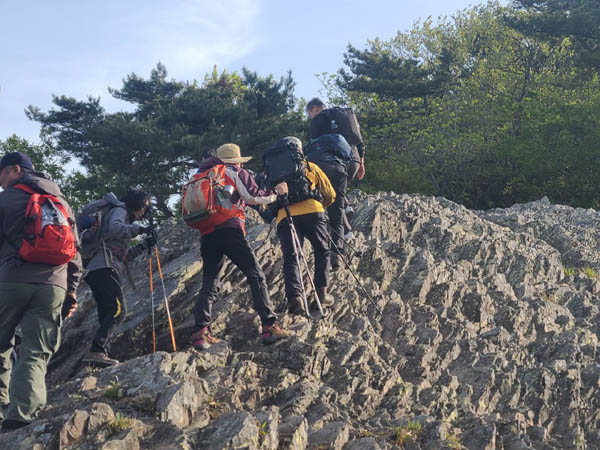 기암괴석의 길은 생각보다 험했다. [사진제공-통일뉴스백두대간종주대]