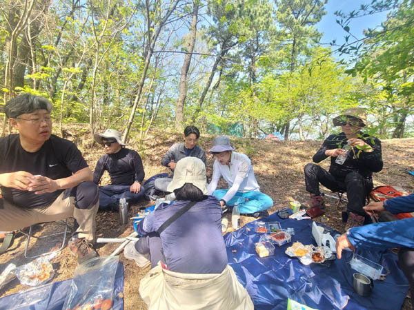 언제나 즐거운 산상 점심시간. [사진제공-통일뉴스백두대간종주대]