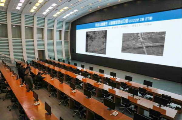 지난 2022년 3월 김정은 국무위원장이 현지지도한 국가우주개발국 내부. [통일뉴스 자료사진]