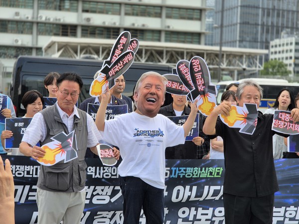 자주평화실천단 출정기자회견 참가자들이 트럼프의 일방적 요구를 부셔버리는 상징의식을 진행하고 있다. [사진-통일뉴스 이승현 기자]