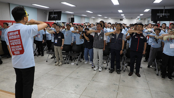 민주노총 26기 중앙통일선봉대가 9일 민주노총 대전본부에서 출범식을 갖고, 8월 9일부터 15일까지 전국 순회 투쟁에 나섰다. [사진제공-민주노총 중앙통일선봉대]