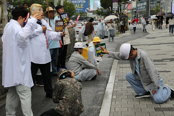 민주노총 26기 중앙통일선봉대가 8월 9일 오후 대전 서구 은하수네거리에서 ‘미국의 경제·안보 수탈 저지’와 ‘대중국 전초기지화 반대’를 외치며 대시민 선전전을 벌이고 있다. [사진제공-민주노총 중앙통일선봉대]