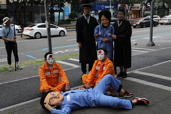 26기 중통대 대원들이 8월 9일 오후 대전 서구 은하수네거리에서 피켓과 조형물, 구호송 등을 활용해 시민들에게 투쟁의 취지를 알리고 있다. [사진제공-민주노총 중앙통일선봉대]