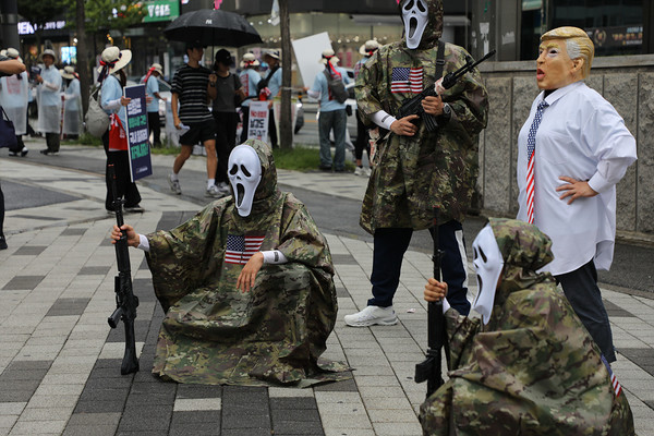 26기 중통대 대원들이 8월 9일 오후 대전 서구 은하수네거리에서 피켓과 조형물, 구호송 등을 활용해 시민들에게 투쟁의 취지를 알리고 있다. [사진제공-민주노총 중앙통일선봉대]