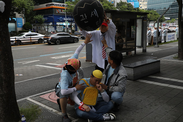26기 중통대 대원들이 8월 9일 오후 대전 서구 은하수네거리에서 피켓과 조형물, 구호송 등을 활용해 시민들에게 투쟁의 취지를 알리고 있다. [사진제공-민주노총 중앙통일선봉대]