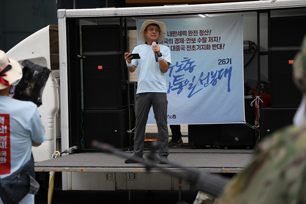 26기 중통대 대원들이 8월 9일 오후 대전 서구 은하수네거리에서 시민들에게 내란청산, 반미자주투쟁 내용을 알리고 있다.[사진제공-민주노총 중앙통일선봉대]