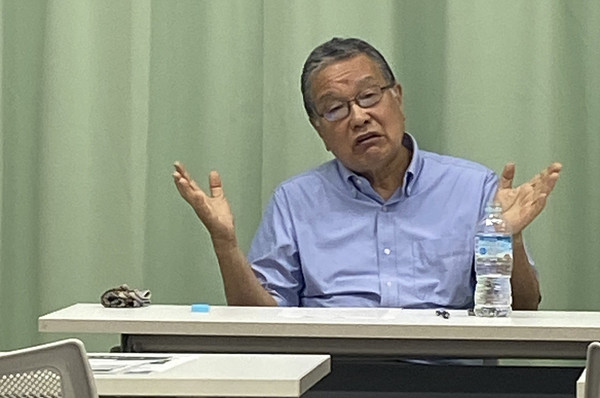 강연을 하고 있는 손형근 의장. [사진-통일뉴스 박명철 통신원]